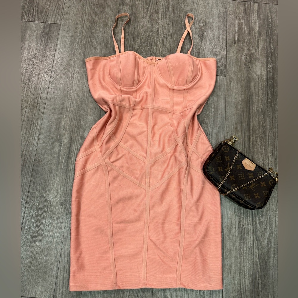 BUNDLE 2 ITEMS FOR $8✨

🌸BOUTIQUE geometric bodycon dress ✨ - Picture 4 of 11